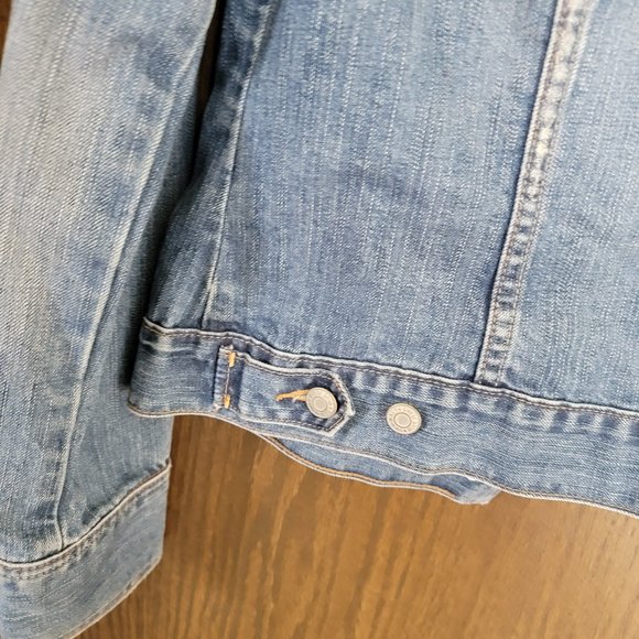 NWOT Old Navy Vintage Style Jean Jacket Size Medium Great Details! - Picture 10 of 13